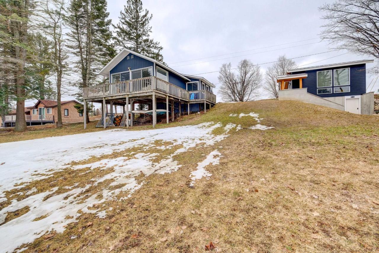East Jordan Vacation Rental On Lake Charlevoix! Exterior photo